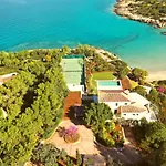 Aria - Luxury Beachfront With Pool And Tennis Court 빌라 Koilás