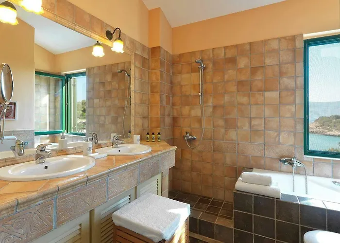 Villa Aria - Luxury Beachfront With Pool And Tennis Court Koilás